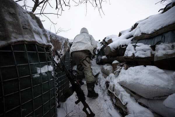 یک سرباز اوکراینی در خط مقدم در پوپاسنا، شرق اوکراین، روز چهارشنبه.