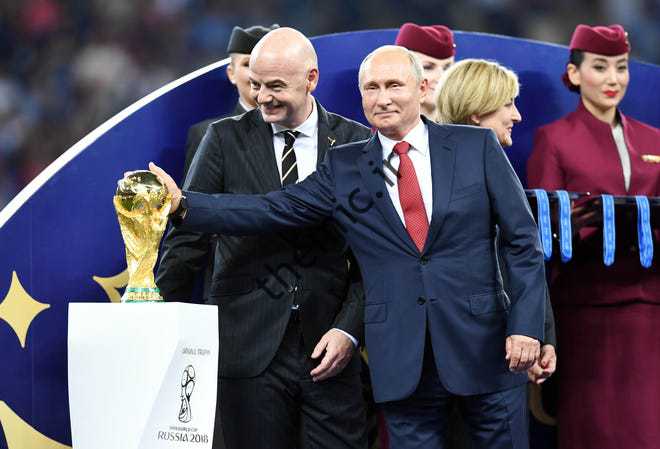 ولادیمیر پوتین رئیس جمهور روسیه و جیانی اینفانتینو رئیس فیفا با جام جهانی 2018.